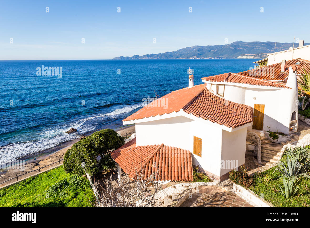 Porto Alabe, Sardaigne, île, Italie - Décembre 12, 2019 : Belle maison de vacances blanc le long de la plage de Porto Alaba, Sardaigne, Italie Banque D'Images