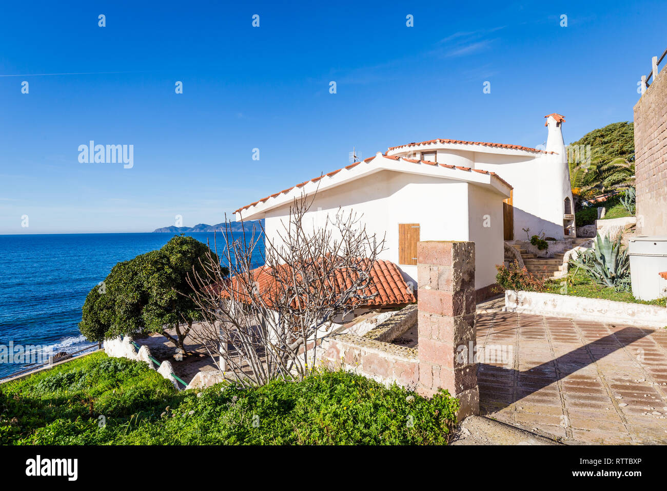 Porto Alabe, Sardaigne, île, Italie - Décembre 12, 2019 : belle maison de vacances aloing blanc la plage de Porto Alaba, Sardaigne, Italie Banque D'Images