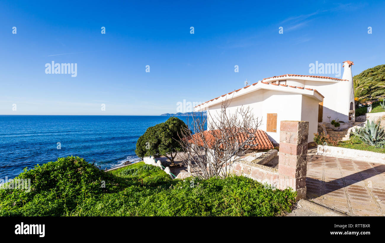 Porto Alabe, Sardaigne, île, Italie - Décembre 12, 2019 : belle maison de vacances aloing blanc la plage de Porto Alaba, Sardaigne, Italie Banque D'Images