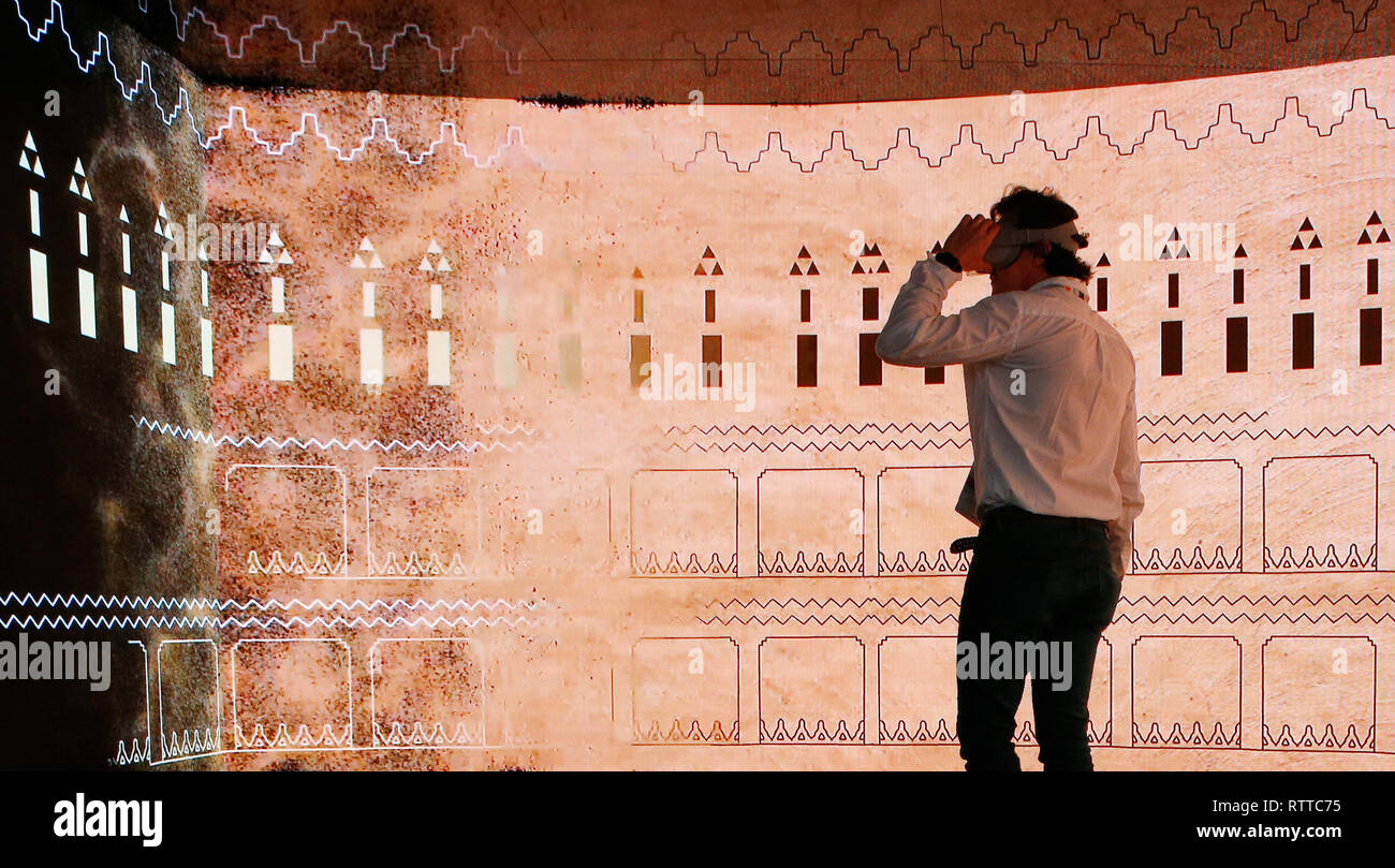Un homme à l'intérieur de l'expérience VR chèques Saudi Telecom Company (STC) stand au Mobile World Congress à Barcelone, Espagne, le 26 février Banque D'Images