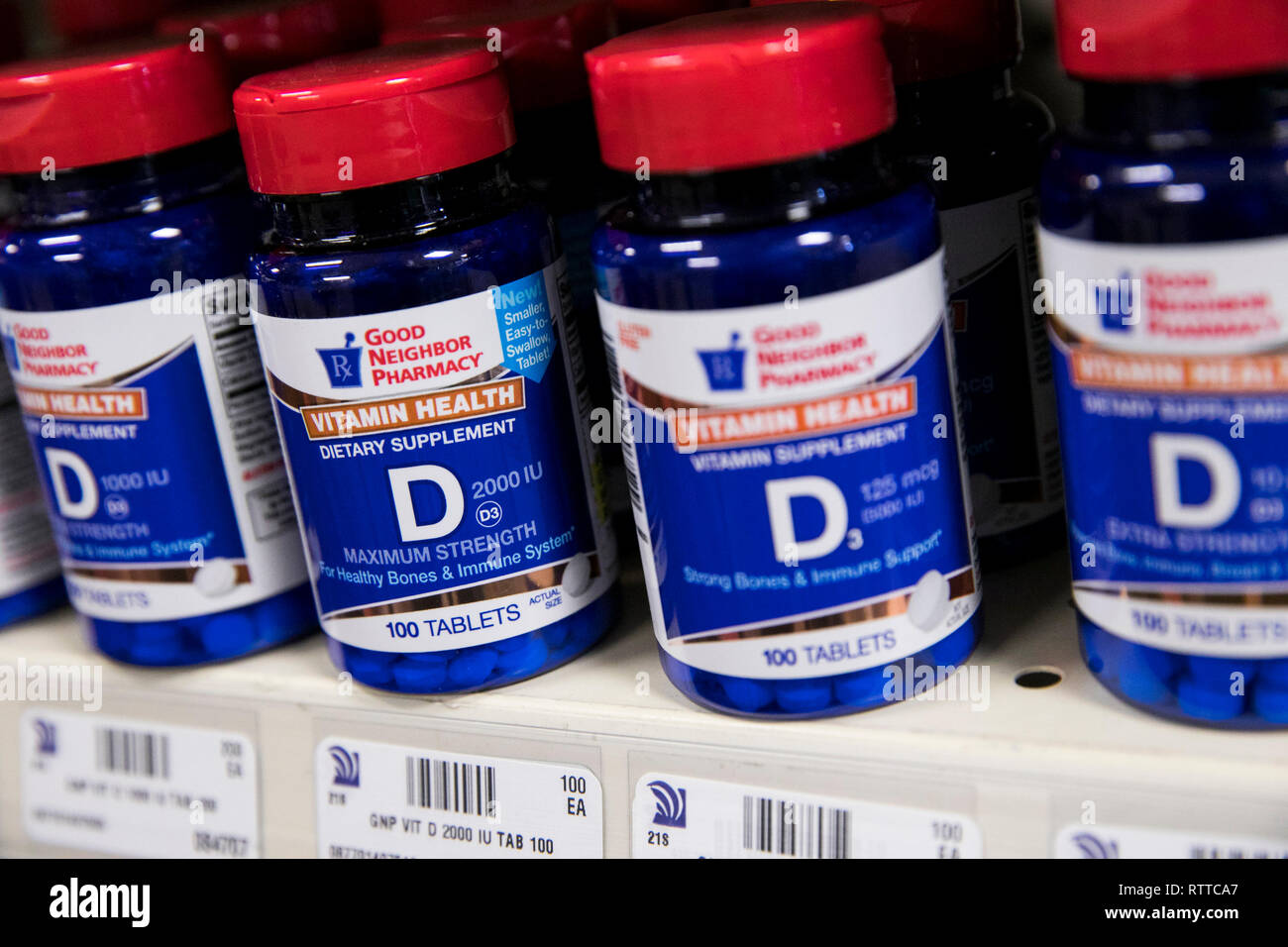 Bouteilles de suppléments de vitamine D photographié dans une pharmacie. Banque D'Images