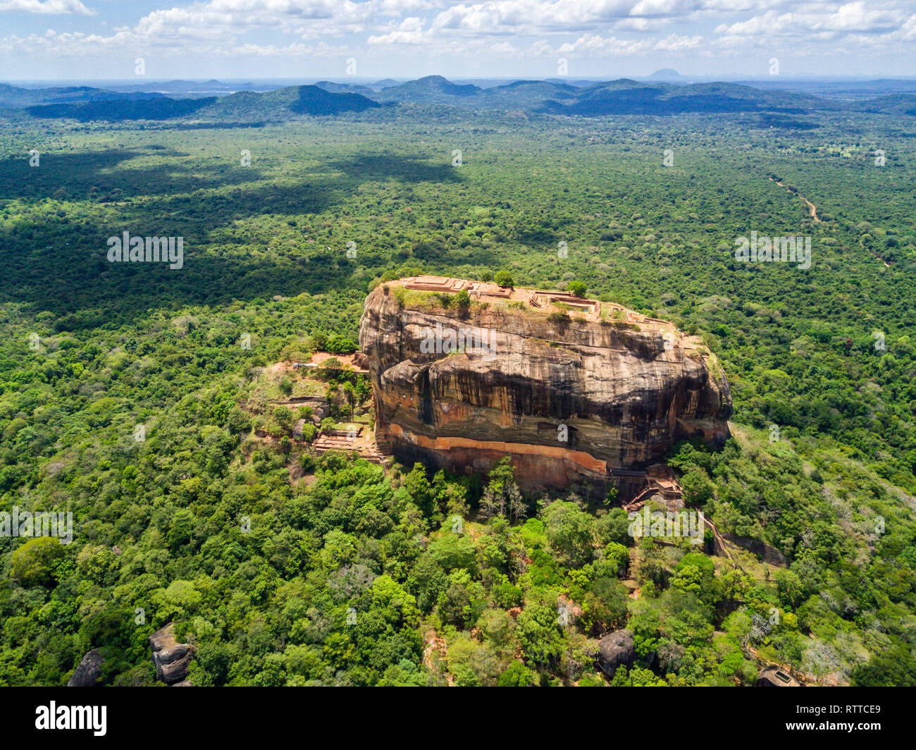 Ou le Rocher du Lion de Sigiriya, une ancienne forteresse et d'un palais avec des jardins, piscines et terrasses au sommet de roche de granit à Dambulla, Sri Lanka. Vue aérienne. Banque D'Images
