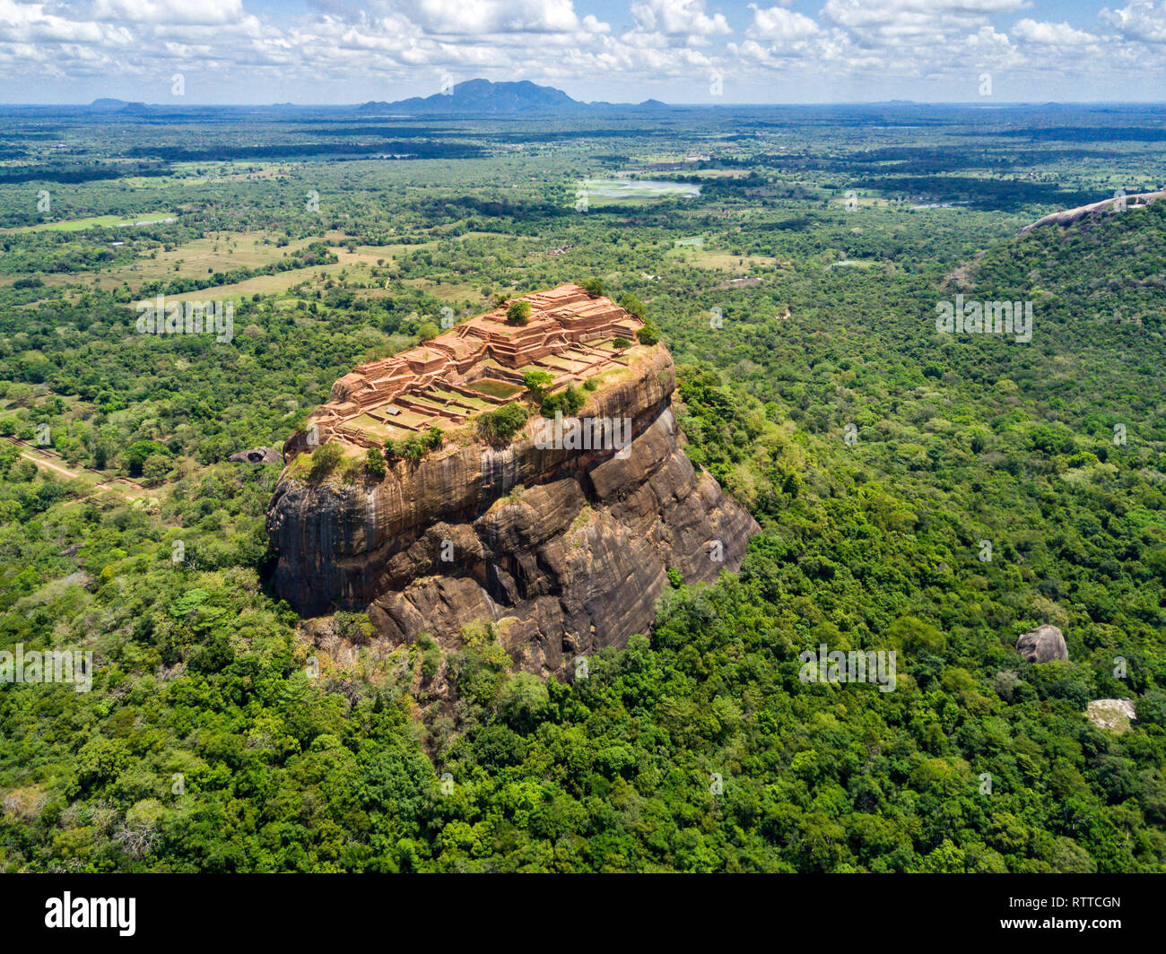 Ou le Rocher du Lion de Sigiriya, une ancienne forteresse et d'un palais avec des jardins, piscines et terrasses au sommet de roche de granit à Dambulla, Sri Lanka. Vue aérienne. Banque D'Images
