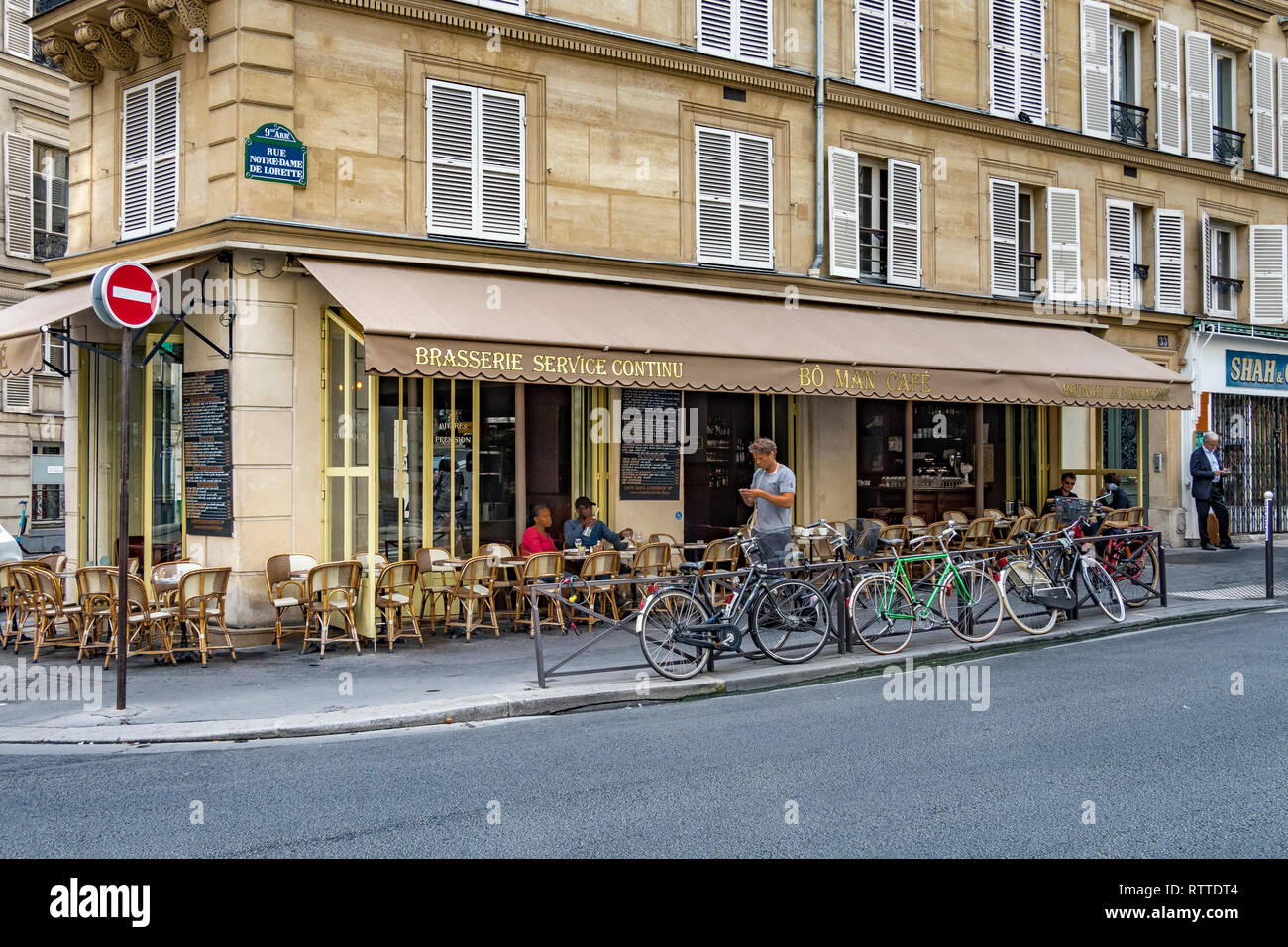 Paris man bicycles Banque de photographies et d’images à haute