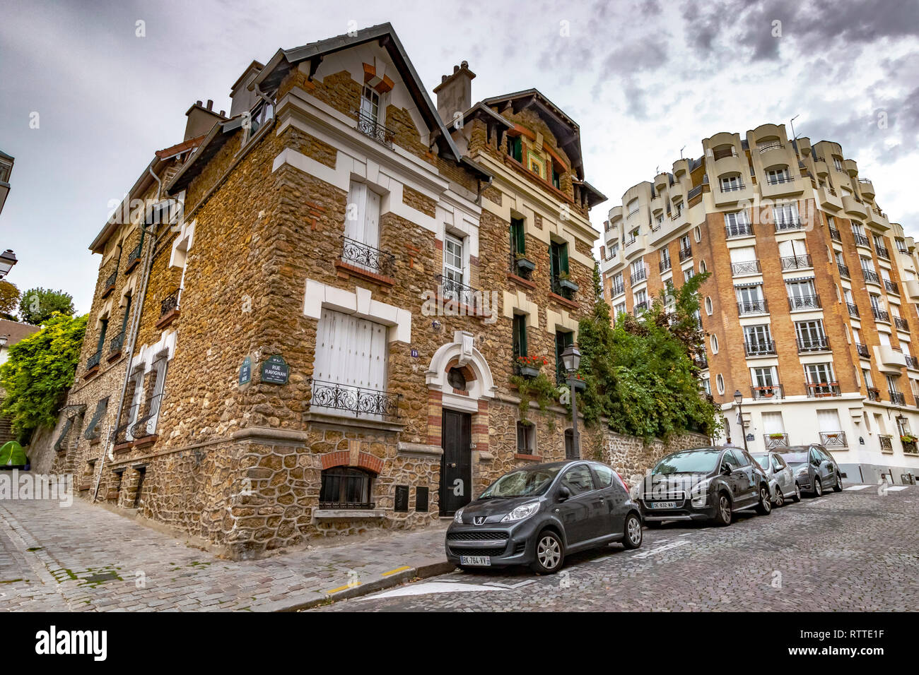 Une maison en pierre fortifiée sur la rue Ravignan , une rue pavée de Montmartre, Paris, France Banque D'Images