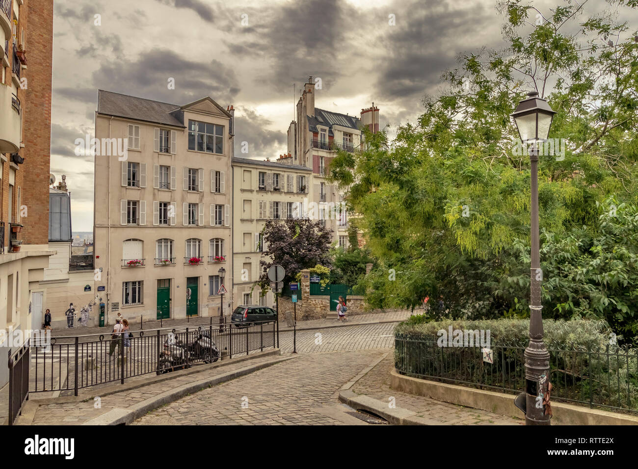 Une rue pavée avec lampe à gaz à Montmartre, Paris, France Banque D'Images