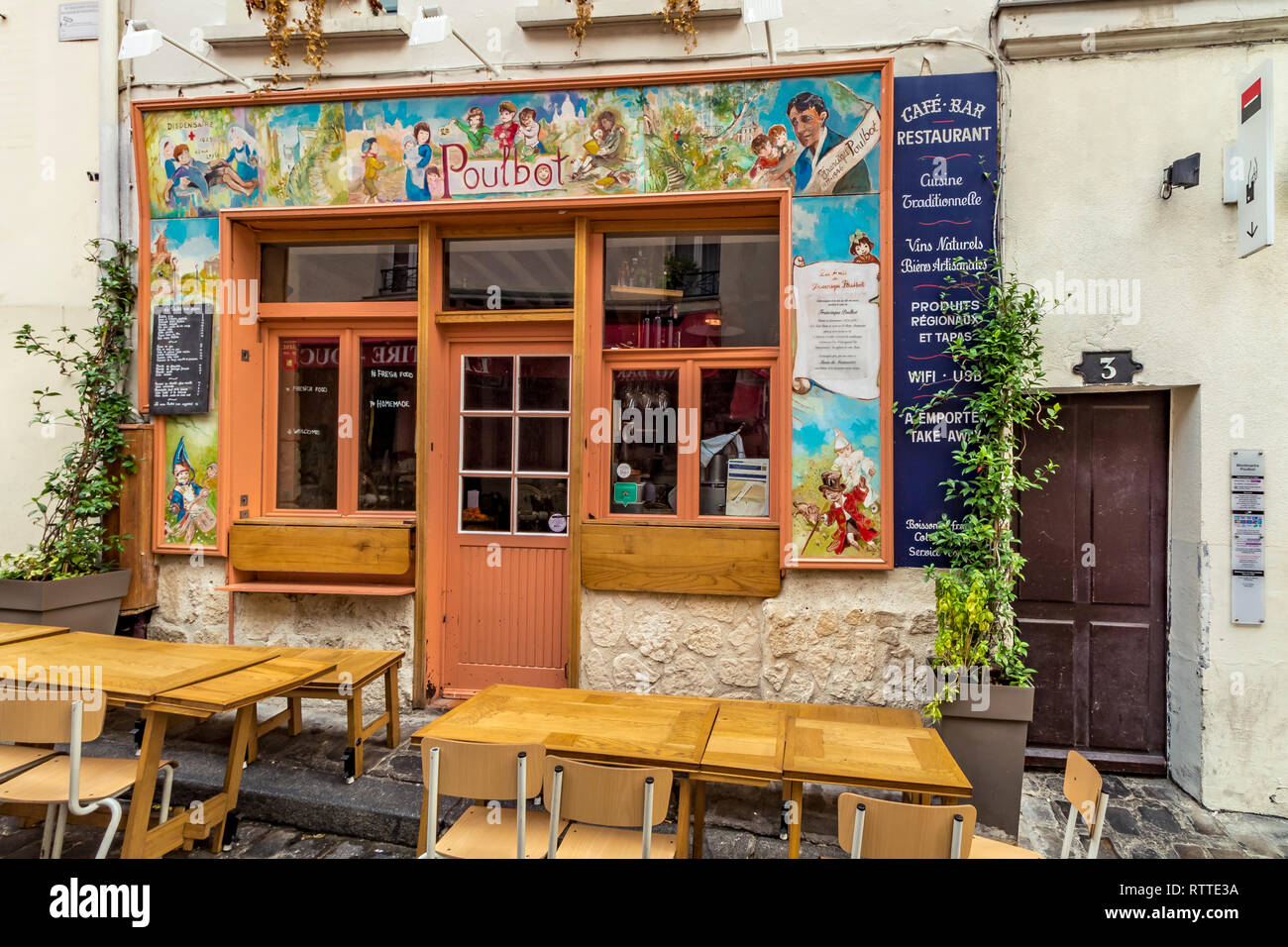 Des tables et des chaises à l'extérieur Restaurant Le Poulbot, un petit restaurant sur la rue Poulbot , Montmartre, Paris Banque D'Images