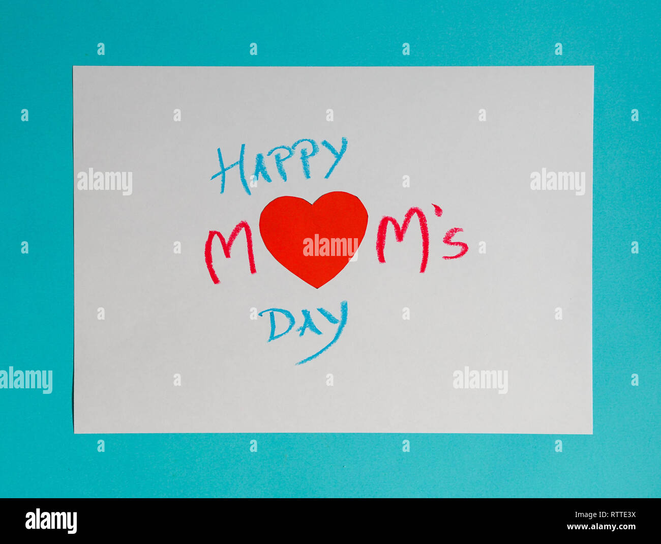Happy Mom's Day - mots écrits sur fond blanc et bleu avec des frontières pastels à l'huile Banque D'Images