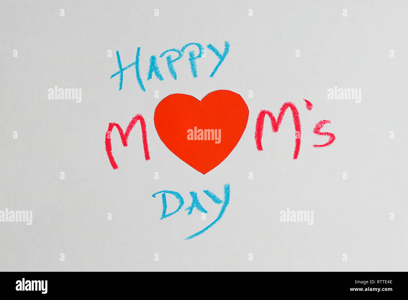Happy Mom's Day - mots écrits sur fond blanc avec des pastels à l'huile Banque D'Images