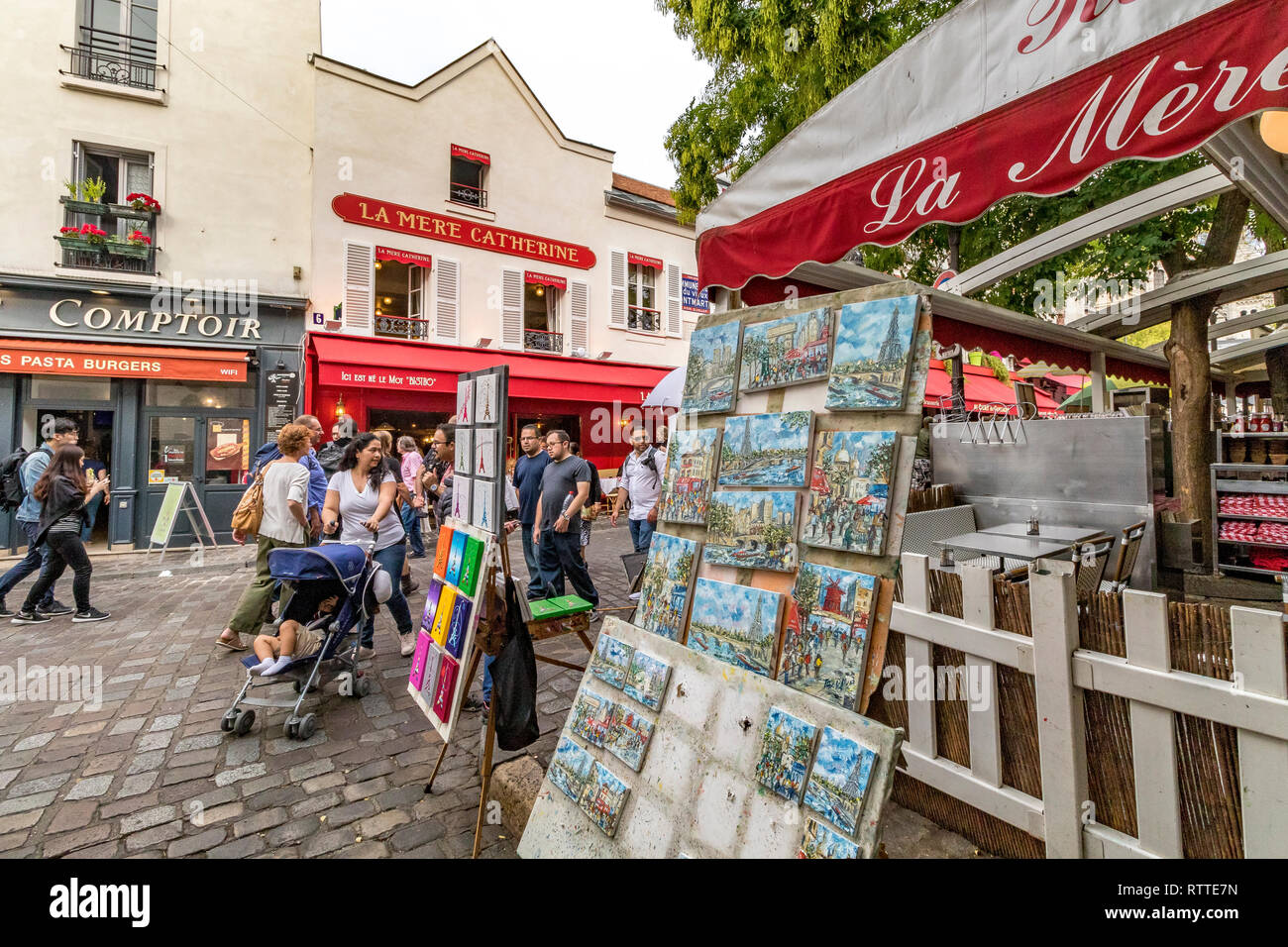Des artistes peignent et exposent leurs œuvres sur la place du Tetre, une place populaire de Montmartre, Paris, France Banque D'Images