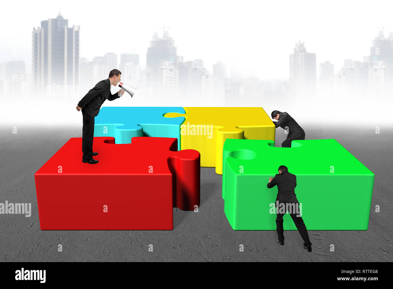Businessman using megaphone yelling employés pour pousser puzzle coloré avec motif gris cityscape background Banque D'Images