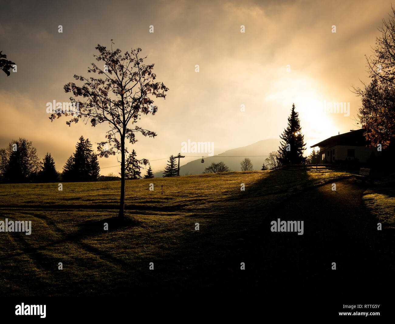 Image de silhouettes de téléski et des arbres au lever du soleil tôt le matin avec de l'air et les nuages colorés Banque D'Images