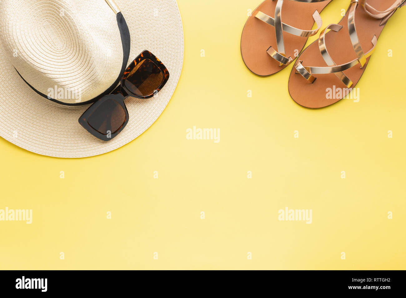 Chapeau de paille, lunettes de soleil et des chaussures de couleur or sur  fond jaune, plage vacances concept. Vue de dessus, selective focus Photo  Stock - Alamy