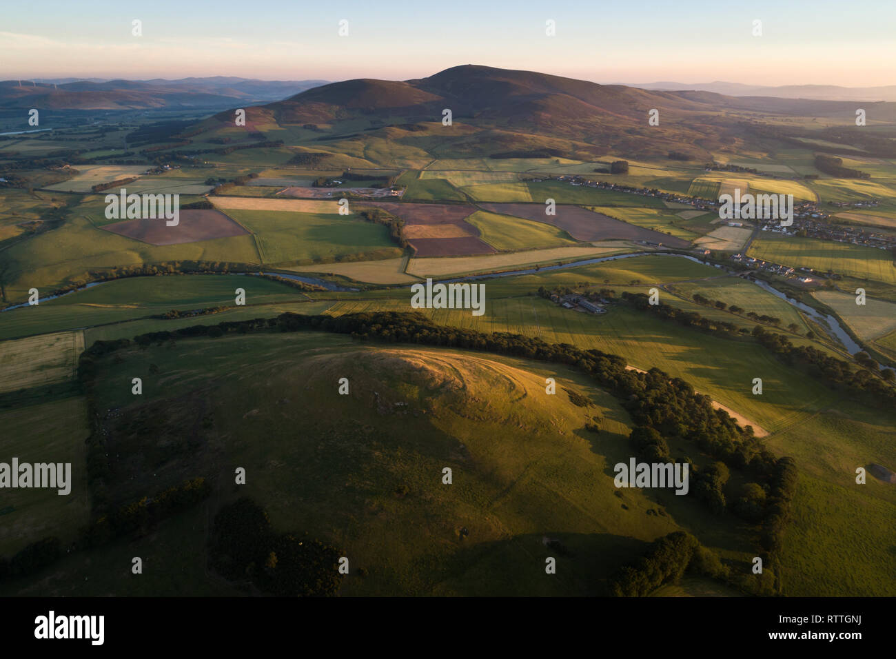 Image aérienne montrant le Néolithique Hill Fort sur le sommet d'Quathquan Law près de la ville de Biggar à South Lanarkshire. Banque D'Images