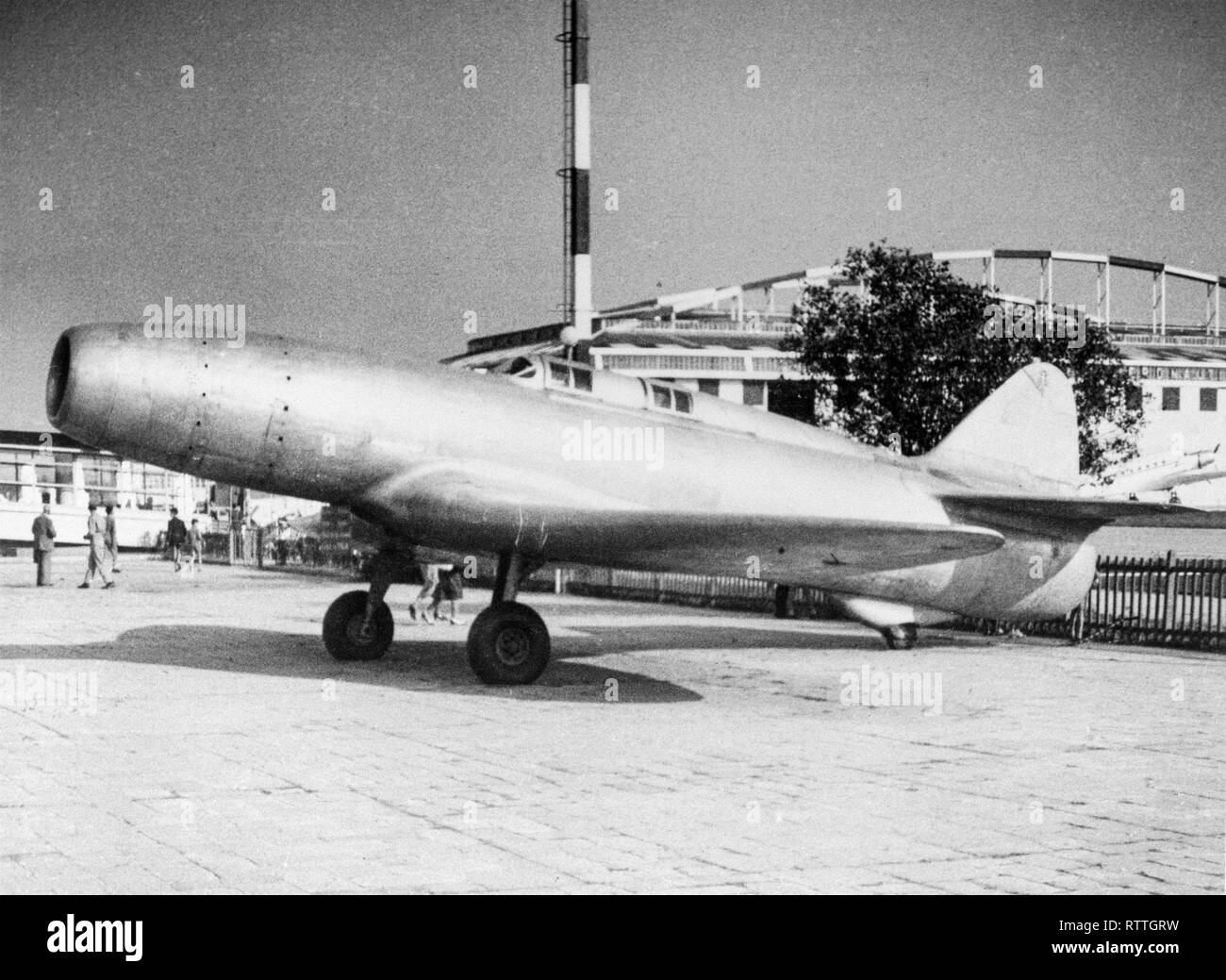 Le Caproni Campini N.1, également connu sous le nom de C.C.2, était un avion à réaction expérimental construit dans les années 1930 par le constructeur d'avions Caproni italien. Le N.1 vola pour la première fois en 1940 et a été brièvement considéré comme le premier avion à réaction de l'histoire, avant de nouvelles apparues de l'Allemand Heinkel He 178's premier vol de l'année précédente. Banque D'Images