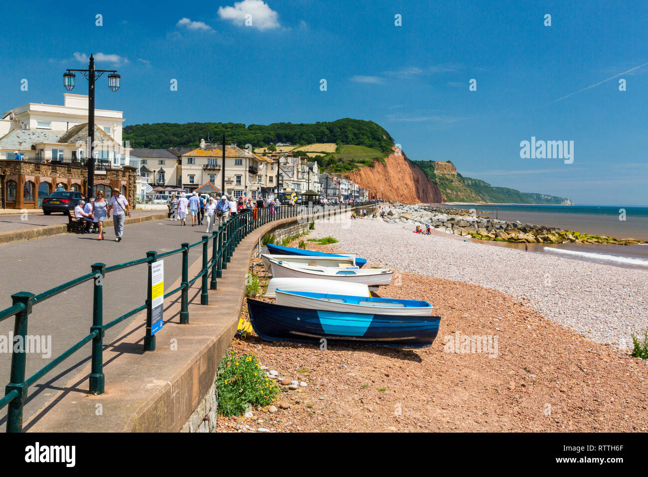 Une collection de barques liée à la promenade garde-fous aux Sidmouth sur la côte jurassique, Devon, England, UK Banque D'Images