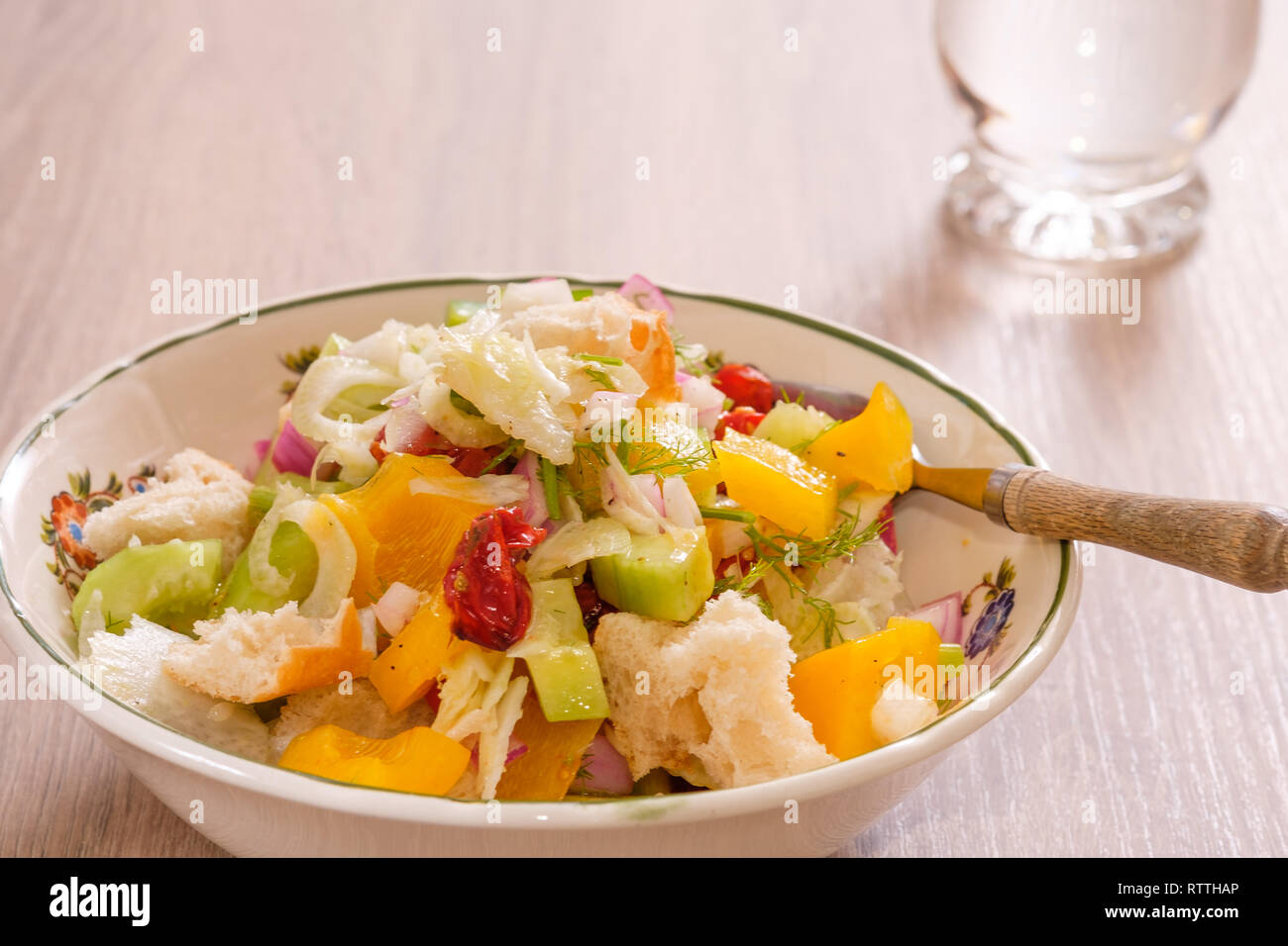 Pain italien panzanella salade dans un bol avec une fourchette sur la table Banque D'Images