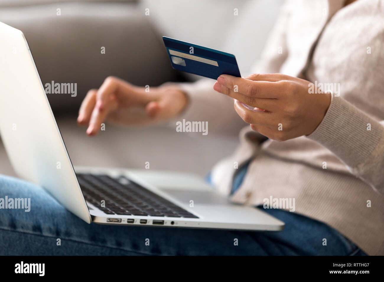 Close up woman shopping, payez par carte de crédit en ligne, using laptop Banque D'Images