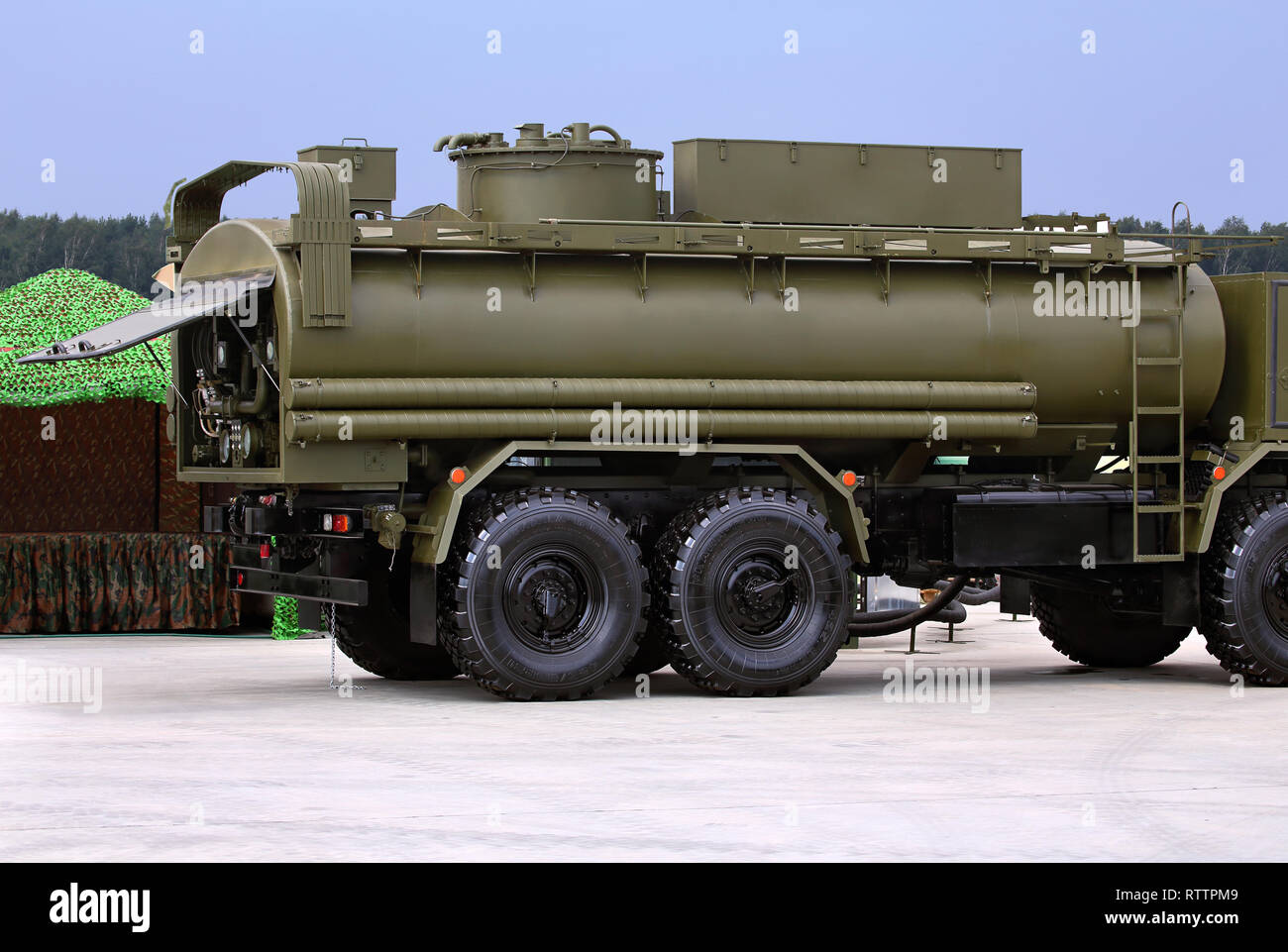 Camion militaire, doté d'équipements pour le transport et la distribution de produits pétroliers Banque D'Images