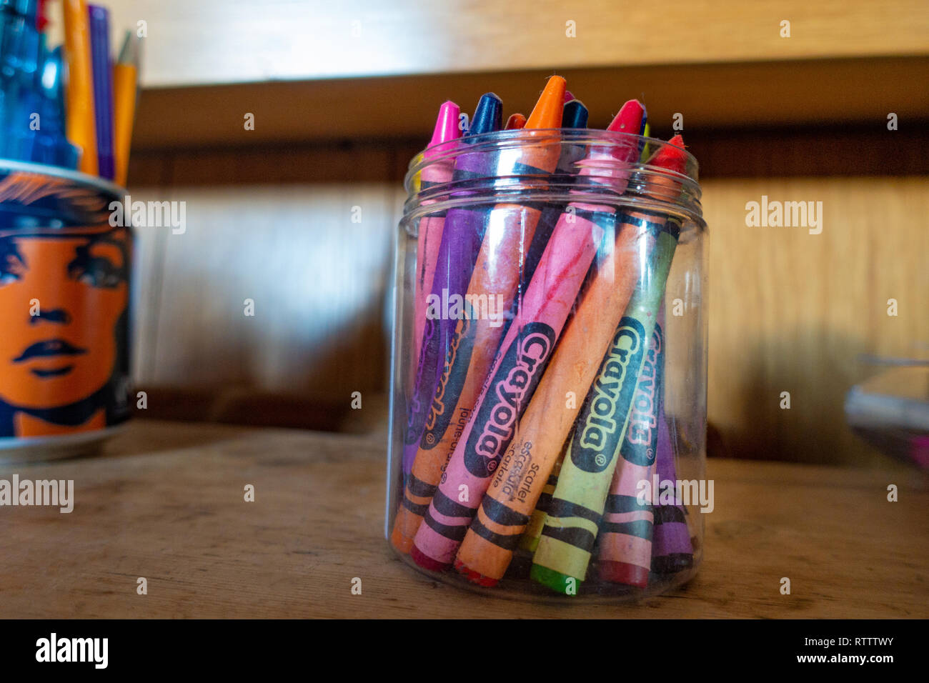 Pot en verre clair rétro contenant des crayons de couleur et crayons de couleur Banque D'Images