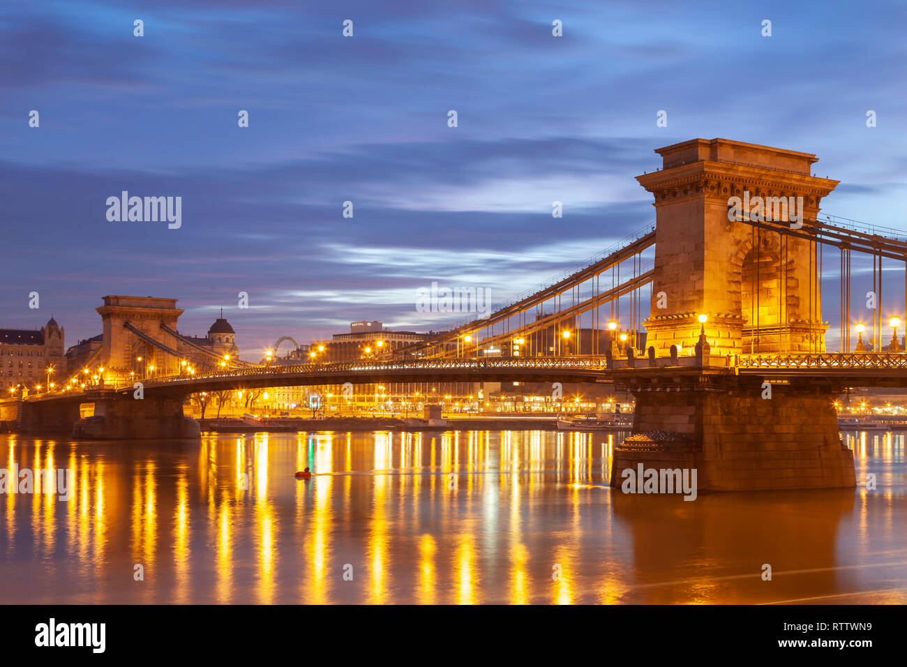 L'aube à Pont des Chaînes sur le Danube à Budapest, Hongrie. Banque D'Images