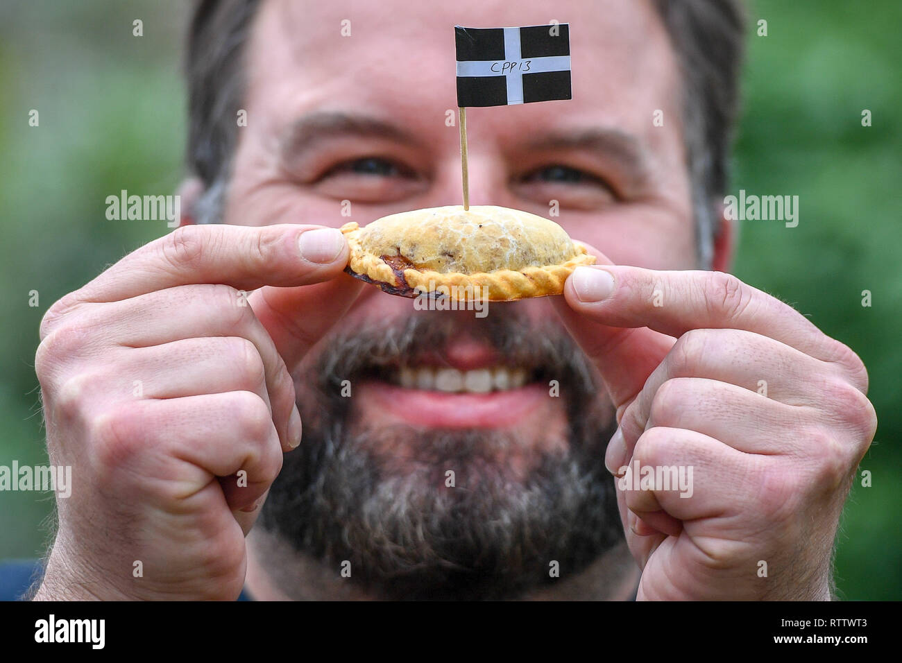 Créateur de ce qu'il pensait être le plus petit du monde et fait main sertis main Cornish pasty, Matt Grant, tient sa création à l'intérieur de l'Eden Project lors du Championnat pâteux qui se tiendra à l'Eden Project dans la région de Cornwall. Banque D'Images