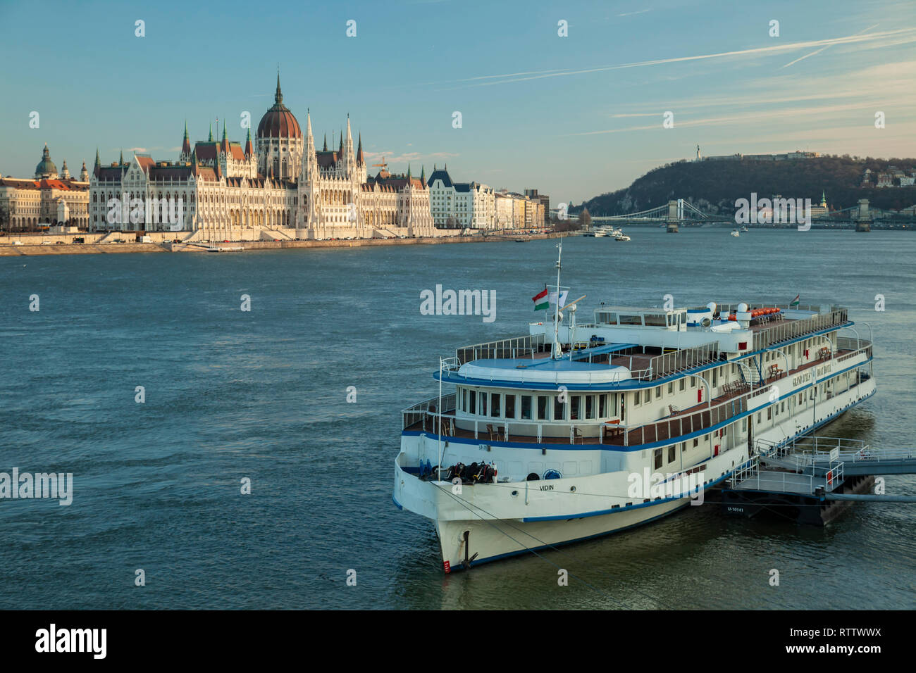Bateau de croisière sur le Danube à Budapest, Hongrie. Bâtiment du Parlement européen dans la distance. Banque D'Images