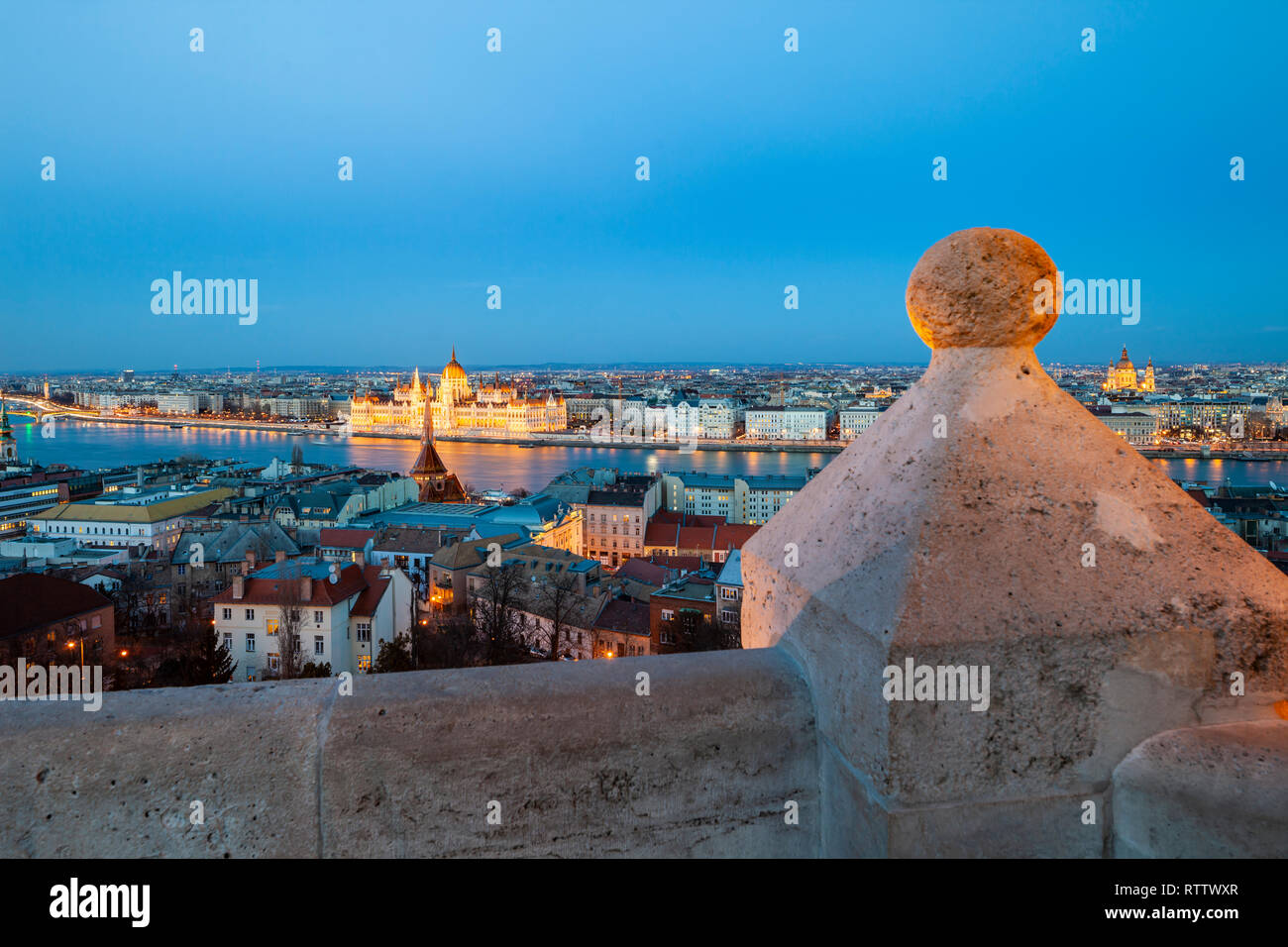 La nuit tombe à Budapest, Hongrie. Banque D'Images