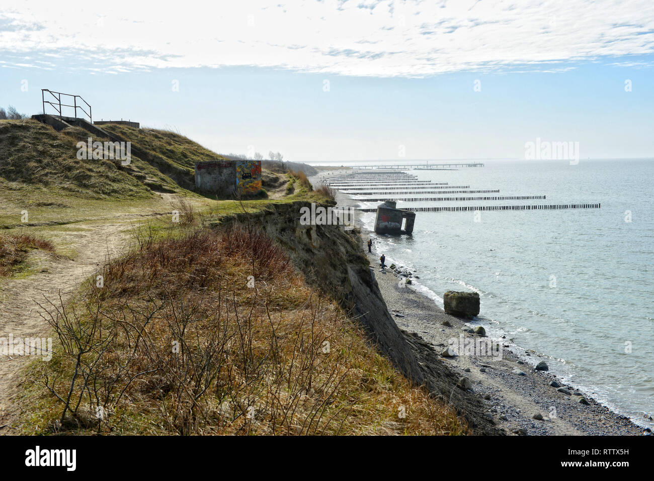 Falaise de la mer Baltique darss péninsule en Allemagne. vieux bunkers de la seconde guerre mondiale dans la mer. Banque D'Images