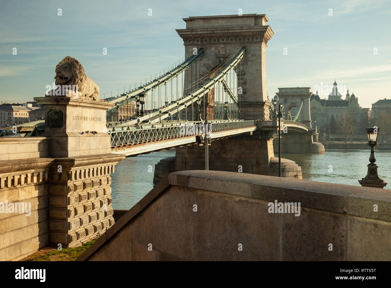 Début de matinée de printemps à Pont des Chaînes à Budapest, Hongrie. Banque D'Images
