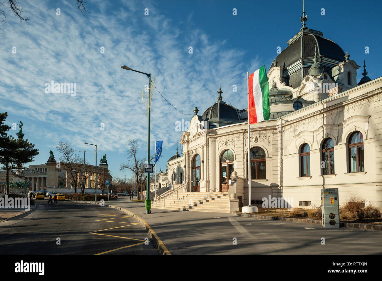 Après-midi à la patinoire de la ville la construction à Budapest, Hongrie. Banque D'Images