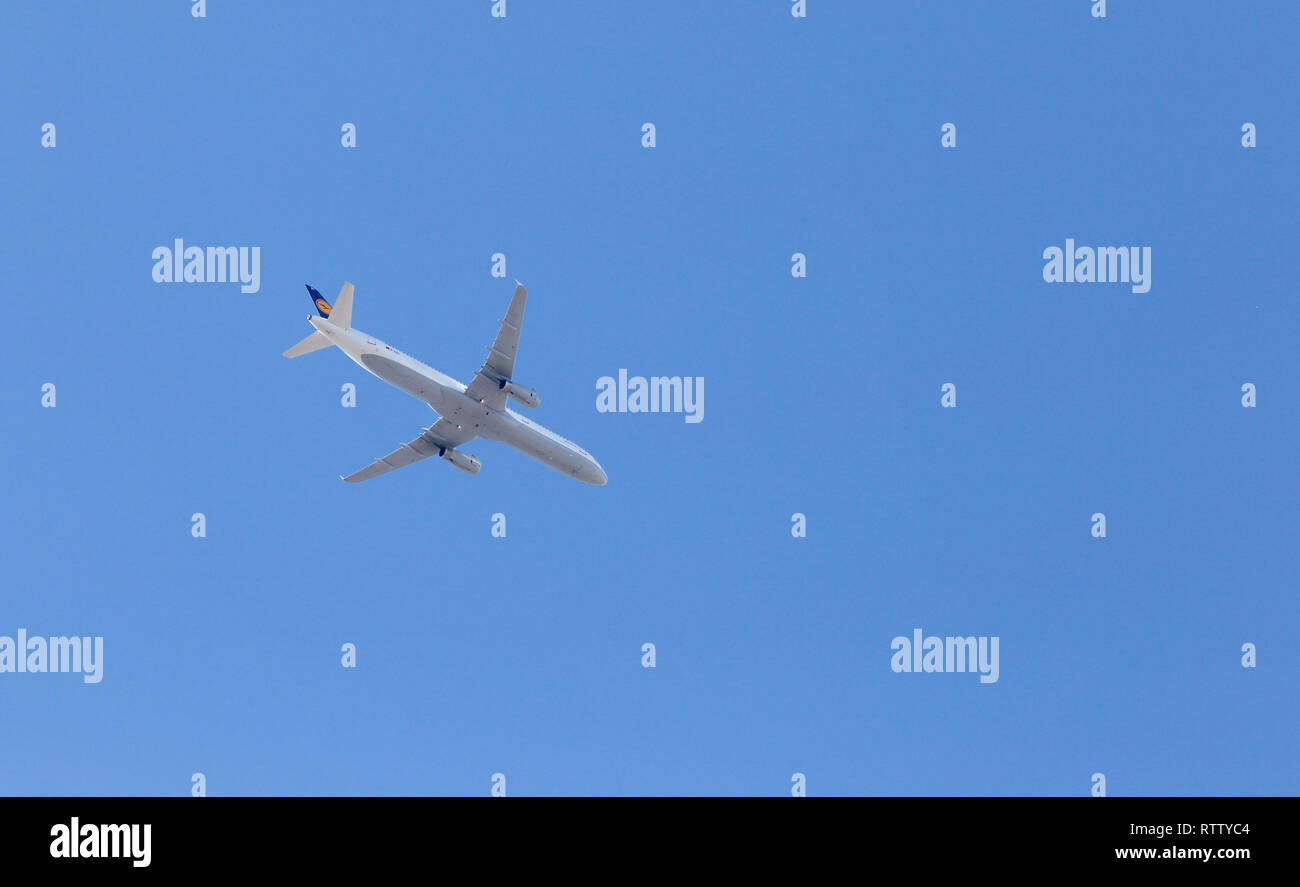 Solna, Suède - le 17 mars 2016 : Lufthansa Airbus A321-231 (D-AIDC) faible angel voir en vol. Banque D'Images