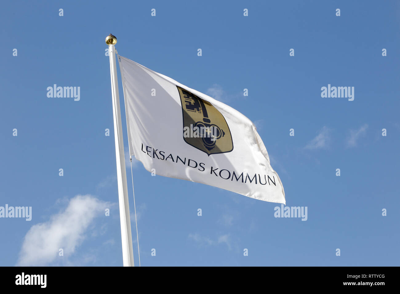 Leksand, Suède - 1 juin 2015 : la municipalité de Leksand flag contre un ciel bleu à l'extérieur de l'hôtel de ville. Banque D'Images