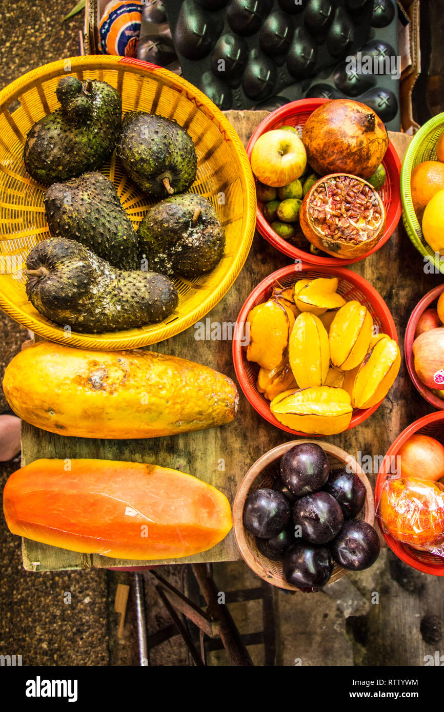 Étal de fruits et légumes à plat de haut en bas à Chow Kit Market, Chinatown, Kuala Lumpur, Malaisie Banque D'Images