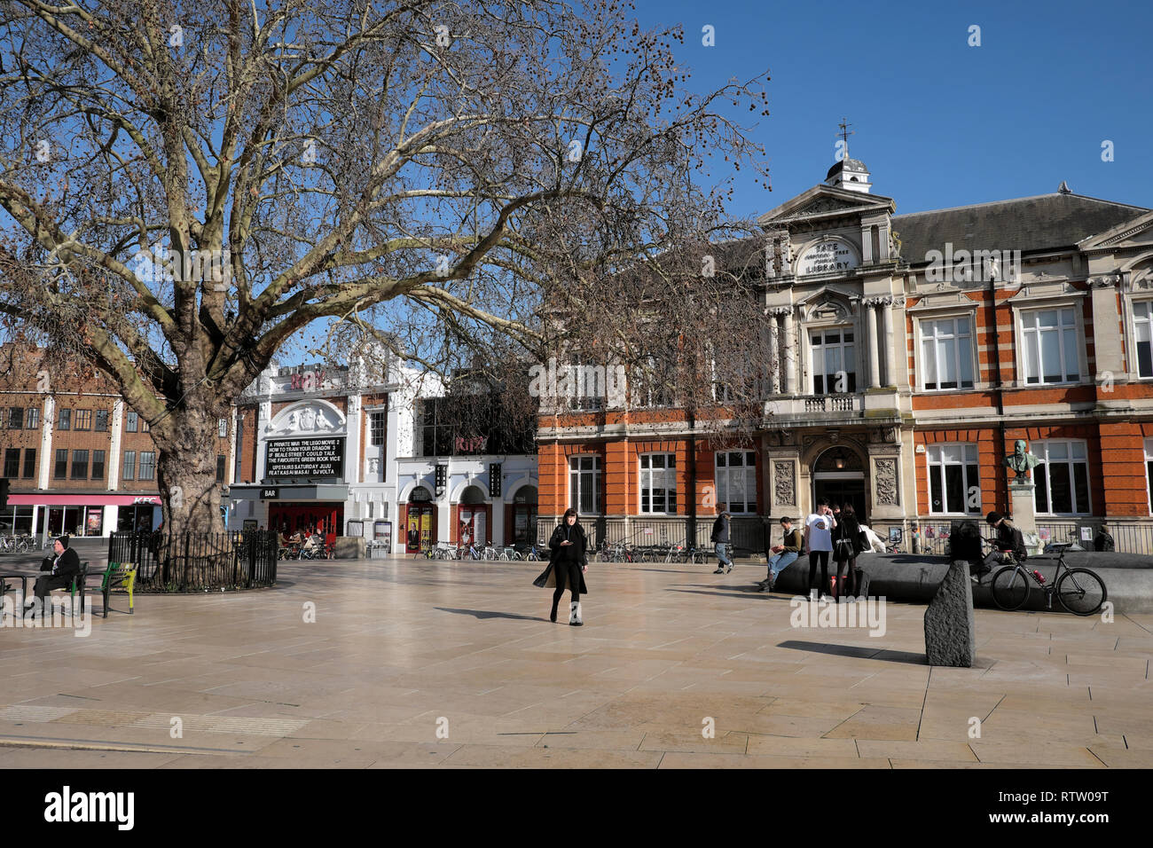 Scène de rue de Brixton avec Tate Bibliothèque publique centrale vue sur rue de la construction à Brixton, au sud de Lambeth London UK KATHY DEWITT Banque D'Images