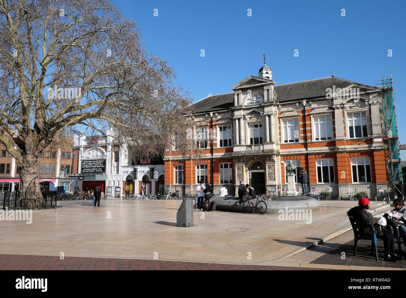 Scène de rue de Brixton avec Tate Bibliothèque publique centrale vue sur rue de la construction à Brixton, au sud de Lambeth London UK KATHY DEWITT Banque D'Images