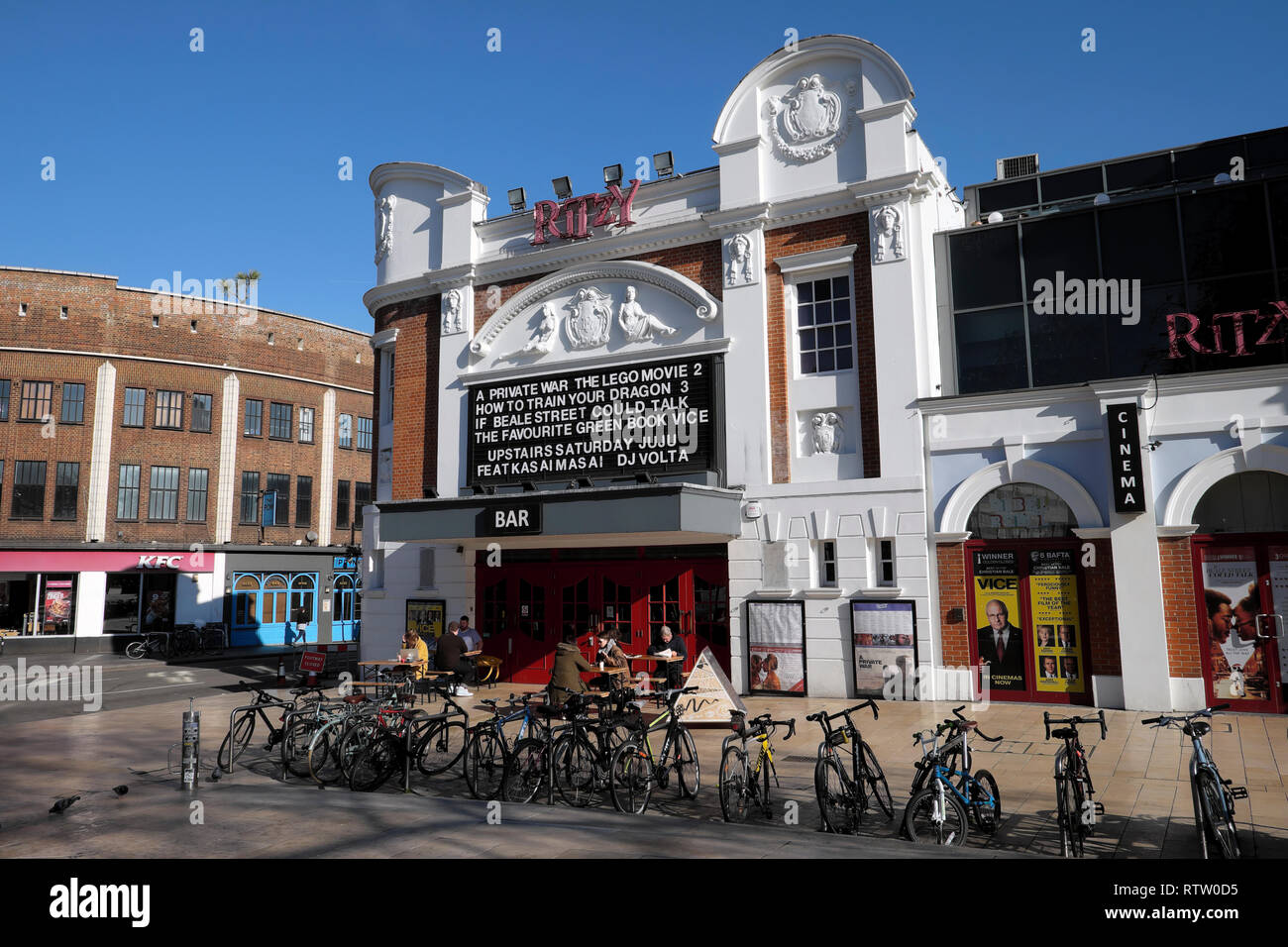 Ritzy Cinema et bar à l'extérieur vue montrant les films films à Brixton dans le sud de Londres UK KATHY DEWITT Banque D'Images