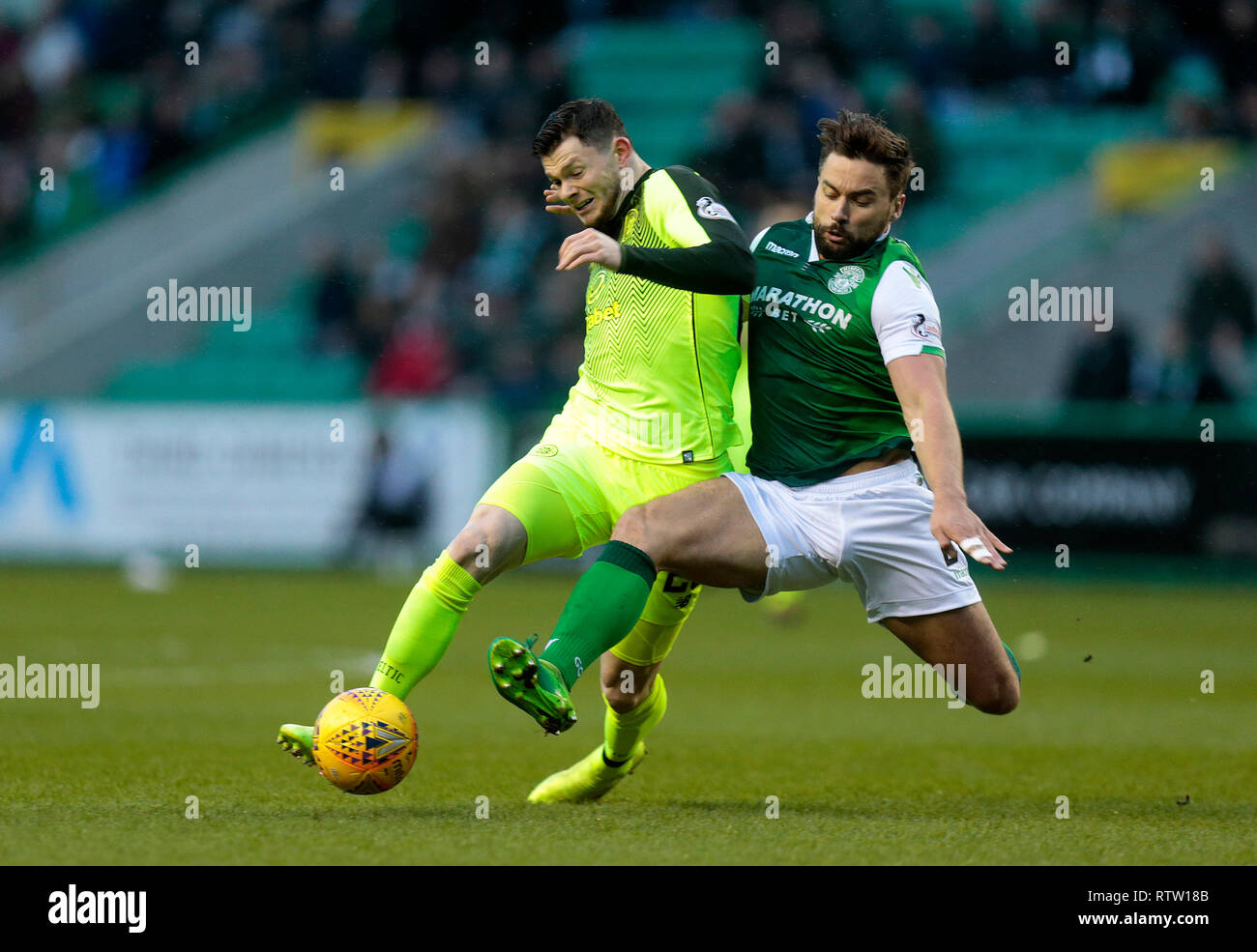 L'Hibernian Darren McGregor (droite) et Oliver Burke du Celtic (à gauche) bataille pour la balle durant le trimestre de la Coupe écossais William Hill match final à Pâques Road, Édimbourg. Banque D'Images