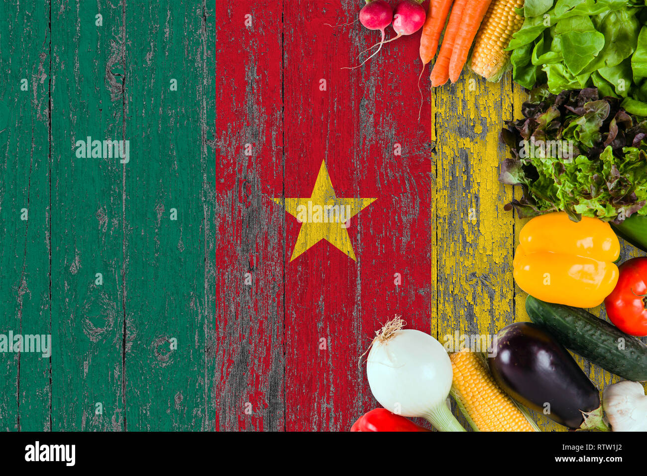 Légumes frais du Cameroun sur table. Concept de cuisine en bois sur l'arrière-plan du pavillon. Banque D'Images