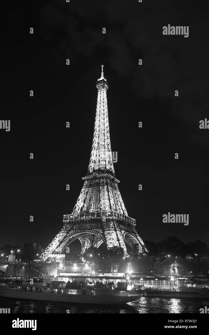 Paris, France - 23 septembre 2017 : icône de paris. Tour Eiffel le ciel nocturne. Se rendre en France. Imaginez que vous voyagez le long de la Seine et de l'article en haut de la Tour Eiffel. Où les émotions vous emporter. Banque D'Images