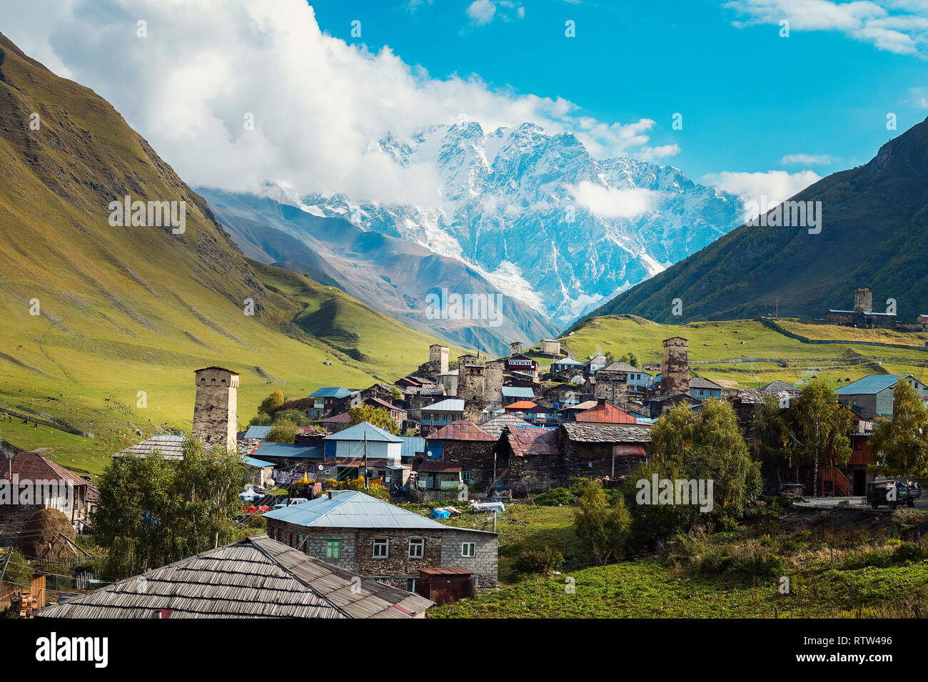 La Géorgie, pays Ushguli haut village dans les montagnes du Caucase. Svaneti tours de défense Banque D'Images