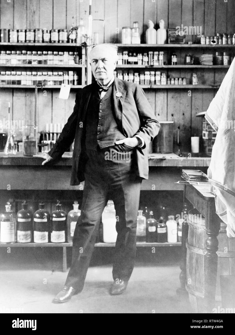 Thomas Alva Edison dans son laboratoire vers 1911 Droit mis à jour à l'aide de techniques de retouche et de restauration numérique Banque D'Images