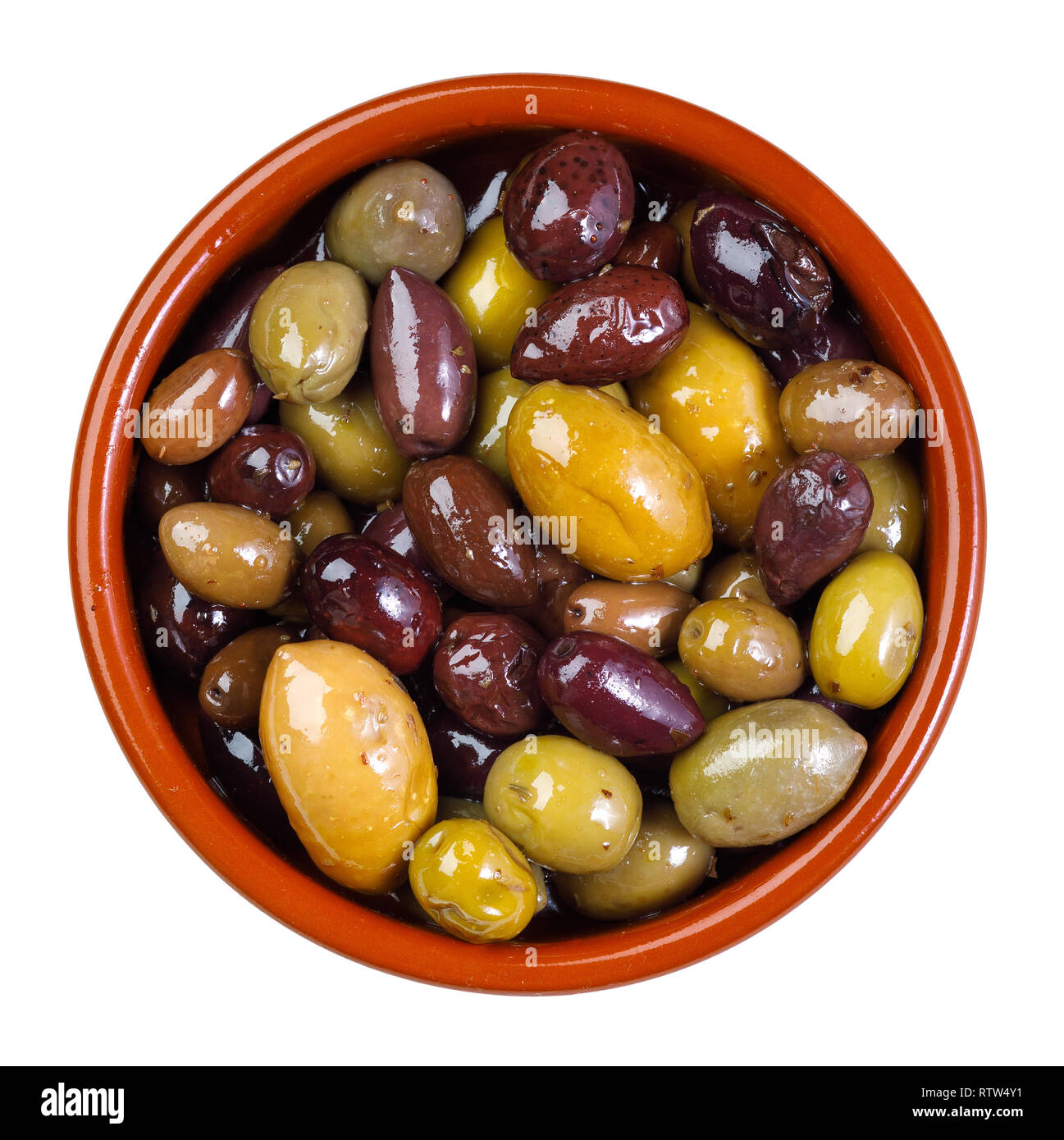 Vert et violet, olives mixtes en cuvette d'argile - isolé sur fond blanc Banque D'Images