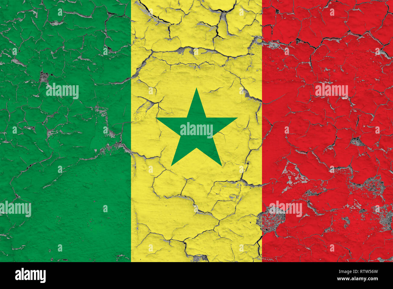 Pavillon du Sénégal peints sur le mur sale fissurée. Profil national sur la surface de style vintage. Banque D'Images