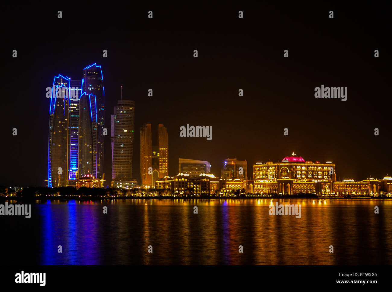 Emirates Palace Hotel & Towers, Abu Dhabi, Emirats Arabes Unis. Les deux de ces structures sont des icônes d'Abu Dhabi. Banque D'Images