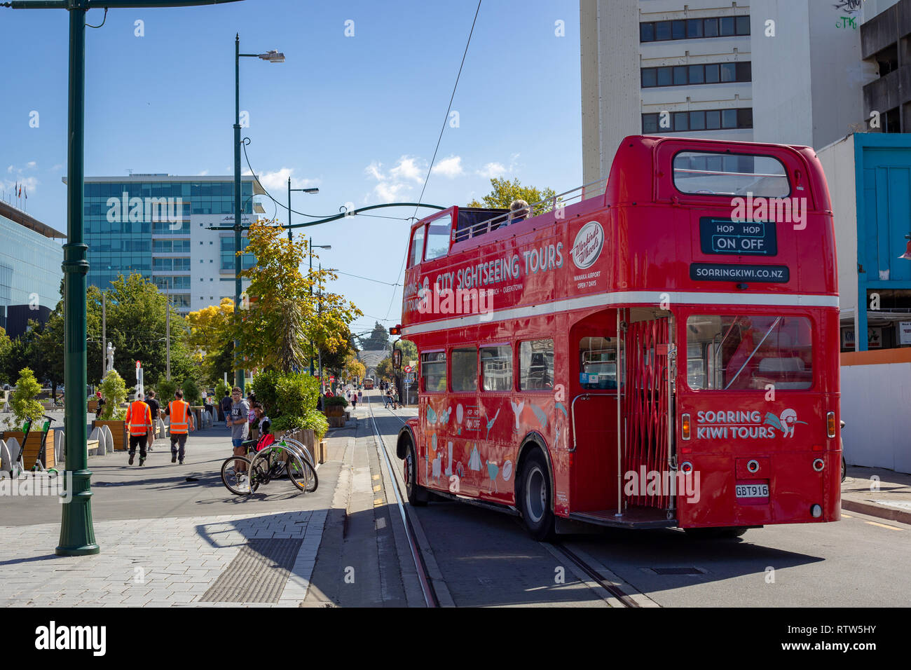 Christchurch, Canterbury, Nouvelle-Zélande, 1 mars 2019 : Le grand bus à impériale rouge voyages autour de la ville pour les touristes qui veulent des visites guidées Banque D'Images