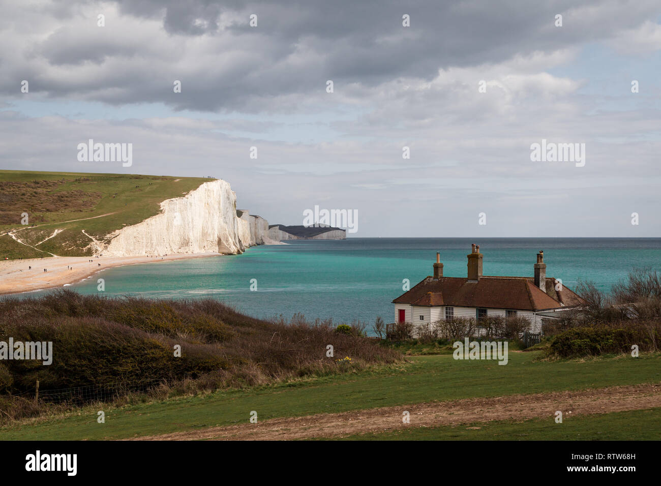 Les Sept Soeurs falaises et les garde-côtes des chalets, de Seaford Head de l'autre côté de la rivière Cuckmere, Sussex, UK Banque D'Images