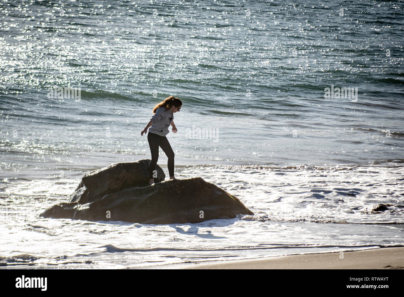 Sesimbra, Portugal. 2 mars 2019. Météo : Carnaval de Sesimbra 2 mars 2019, Sesimbra, Portugal Les gens sont venus en force aujourd'hui pour célébrer le premier carnaval de l'année Carnaval de Sesimbra et à profiter du soleil sur la mer. Credit : Photographie vétéran/Alamy Live News Banque D'Images