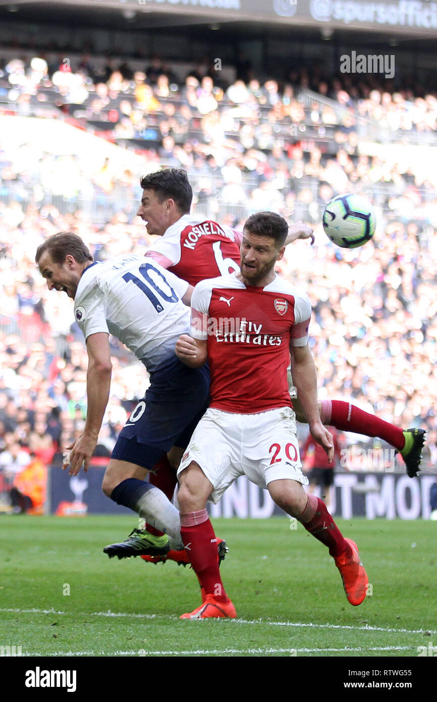 Wembley, Londres, Royaume-Uni. 2 mars, 2019.Shkordran Mustafi d'Arsenal (20) concède une pénalité après avoir poussé Harry Kane de Tottenham Hotspur (L) dans la zone de pénalisation. Le Premier Ministre de l'EPL League, Tottenham Hotspur v Arsenal au stade de Wembley à Londres le samedi 2 mars 2019. Cette image ne peut être utilisé qu'à des fins rédactionnelles. Usage éditorial uniquement, licence requise pour un usage commercial. Aucune utilisation de pari, de jeux ou d'un seul club/ligue/dvd publications pic par Steffan Bowen/Andrew Orchard la photographie de sport/Alamy live news Banque D'Images