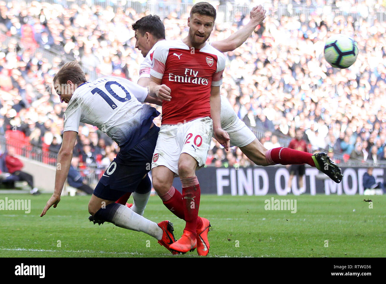 Wembley, Londres, Royaume-Uni. 2 mars, 2019.Shkordran Mustafi d'Arsenal (20) concède une pénalité après avoir poussé Harry Kane de Tottenham Hotspur (L) dans la zone de pénalisation. Le Premier Ministre de l'EPL League, Tottenham Hotspur v Arsenal au stade de Wembley à Londres le samedi 2 mars 2019. Cette image ne peut être utilisé qu'à des fins rédactionnelles. Usage éditorial uniquement, licence requise pour un usage commercial. Aucune utilisation de pari, de jeux ou d'un seul club/ligue/dvd publications pic par Steffan Bowen/Andrew Orchard la photographie de sport/Alamy live news Banque D'Images